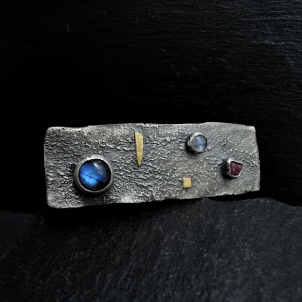 srebrny masywny pierścień z labradorytem, kamieniem księżycowym i surowym rubinem